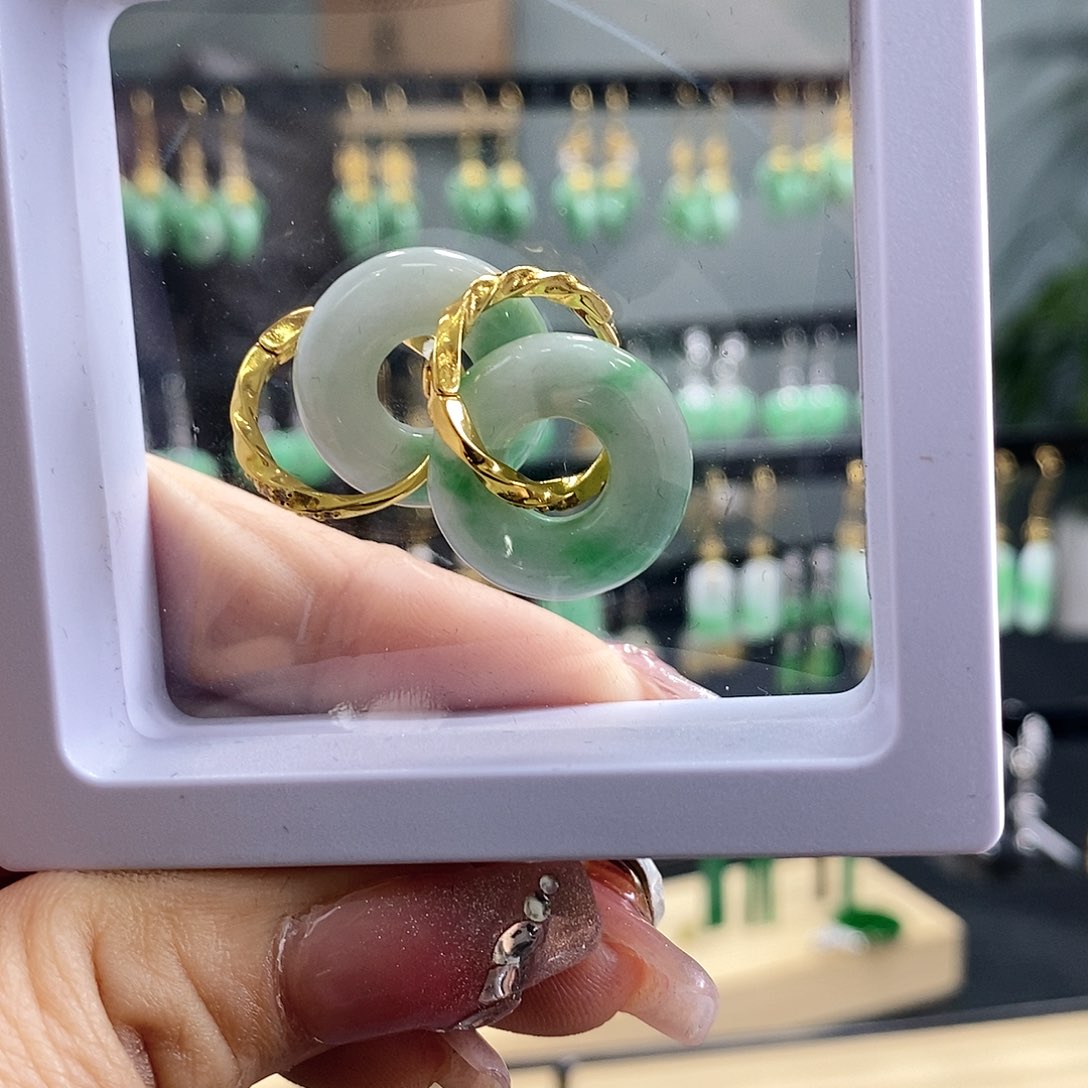 翡翠耳饰未镶嵌翡翠