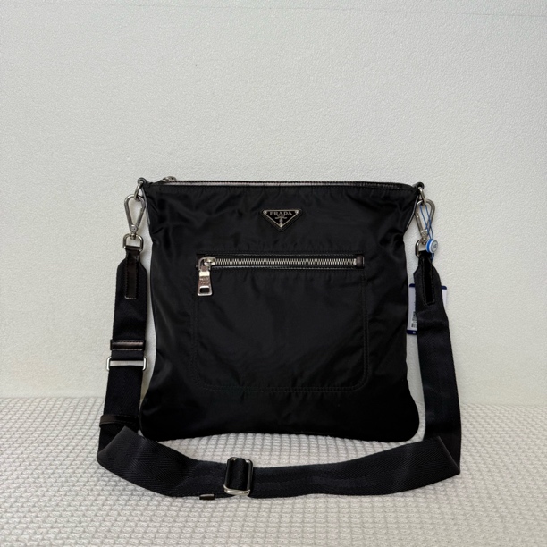 95新 Prada/普拉达 6239/男士休闲百搭黑色尼龙单肩包