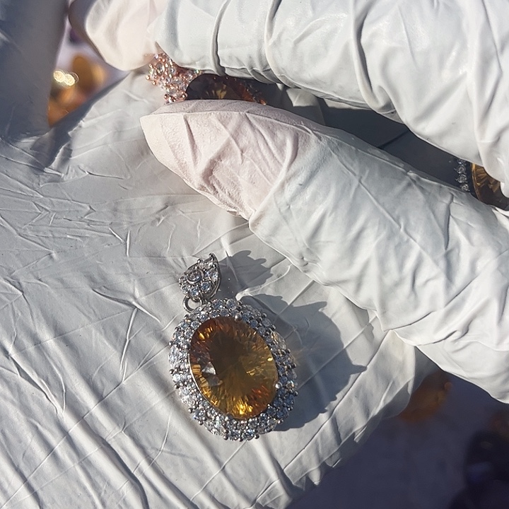 乃***安未镶嵌吊坠(不含链)水晶水晶