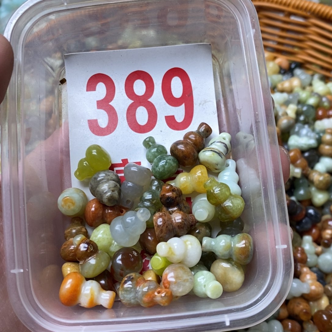 蛇纹石玉挂坠未镶嵌