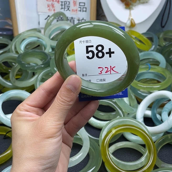 蛇纹石玉未镶嵌手镯