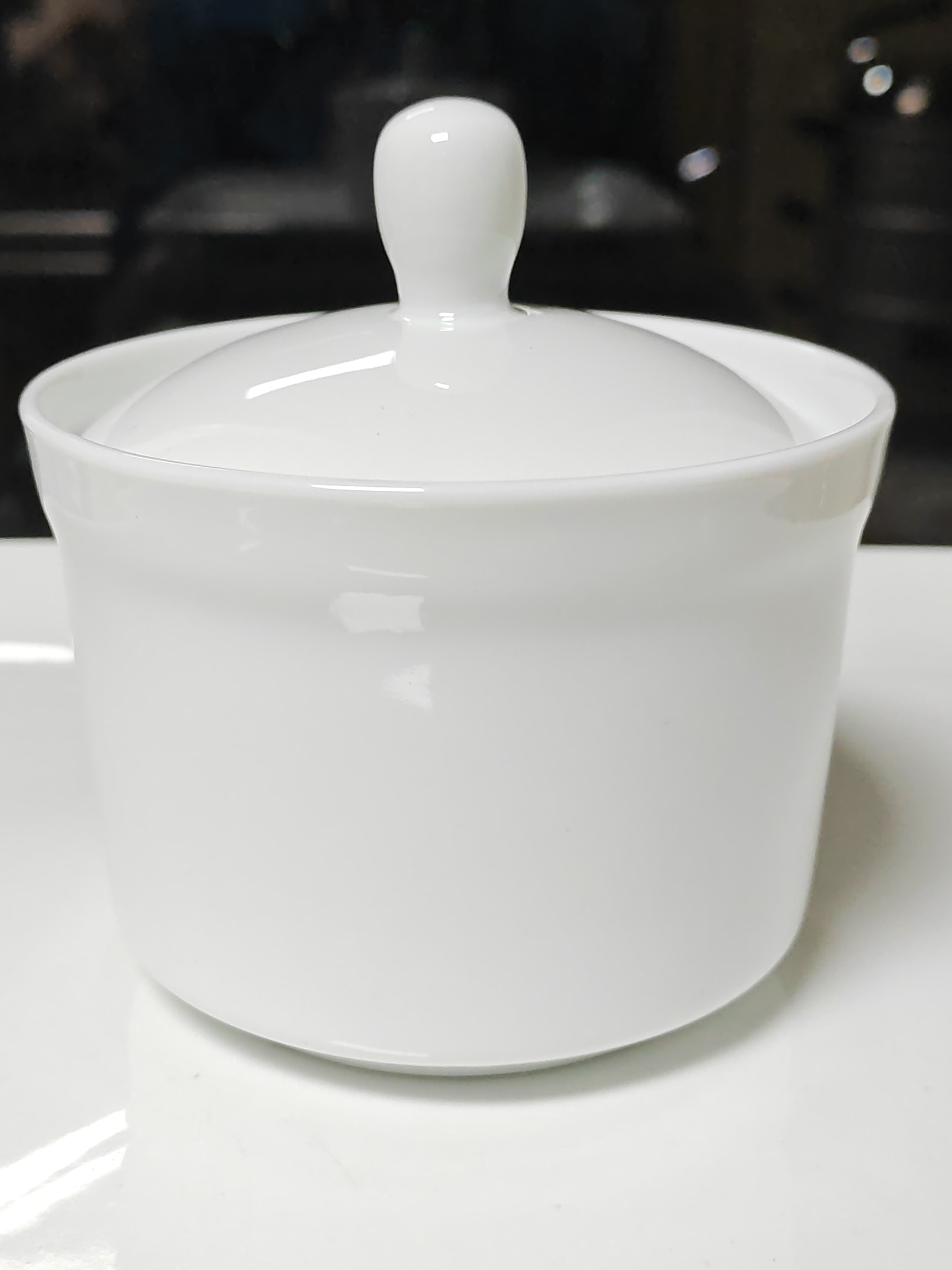 红色官窑高细白瓷炖盅