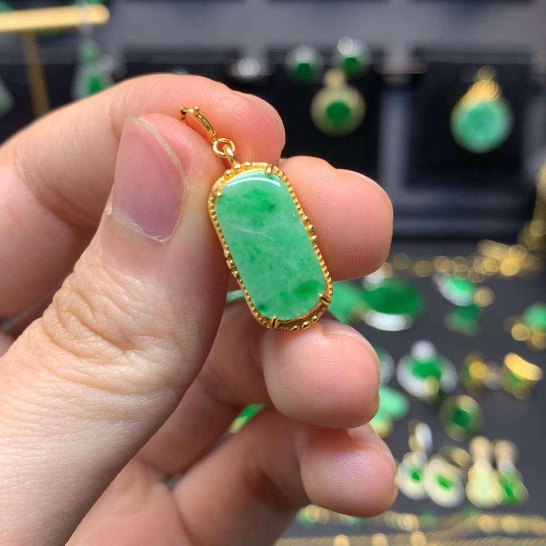 翡翠未镶嵌颈饰有纹裂