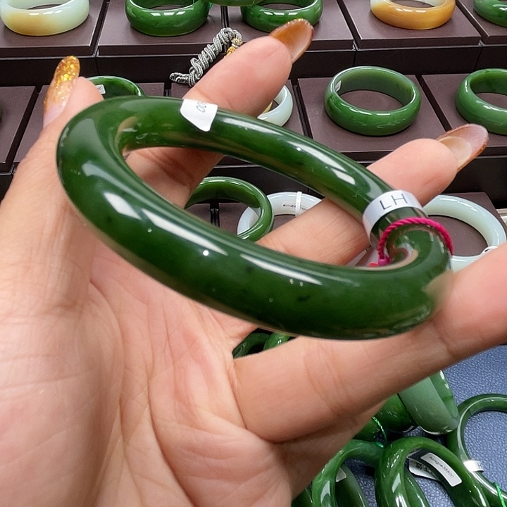 和田玉（碧玉）未镶嵌手镯