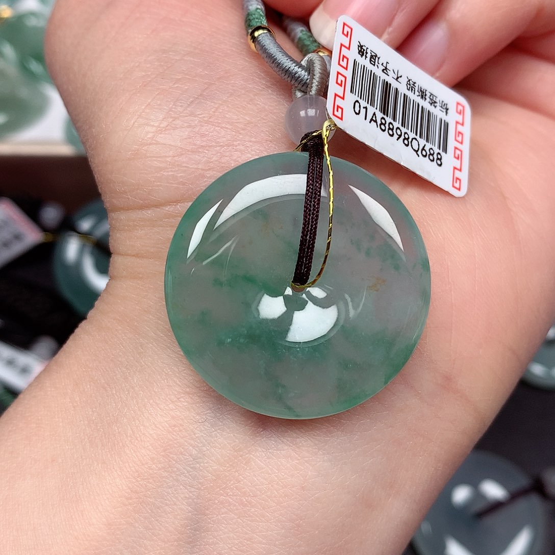 翡翠颈饰未镶嵌平安扣