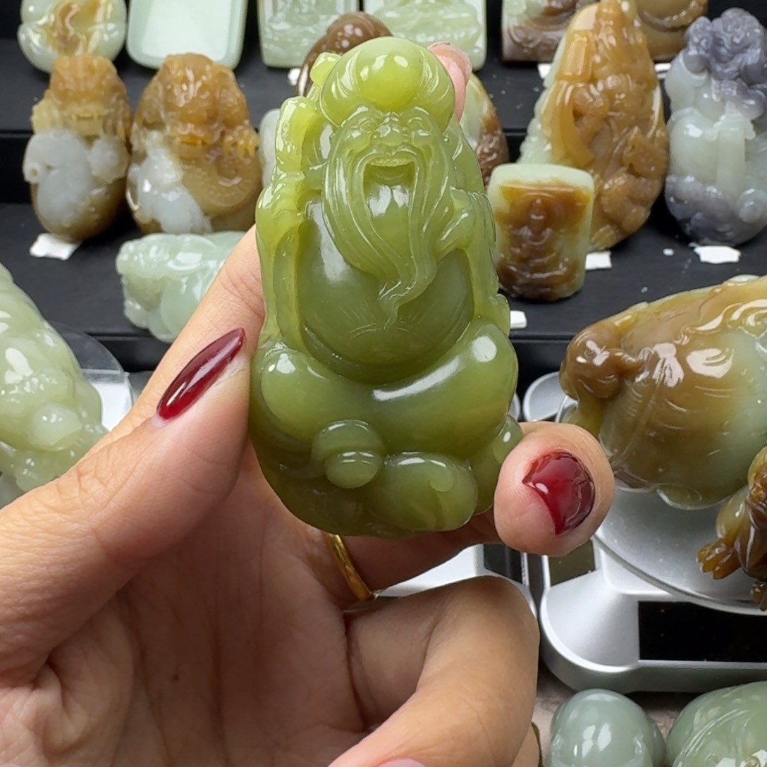 陌***人和田玉未镶嵌把件