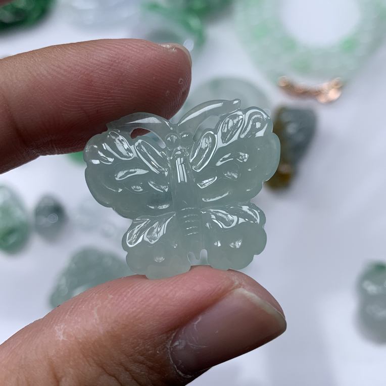 冰种蝴蝶吊坠做法精美带底色镂空设计款翡翠