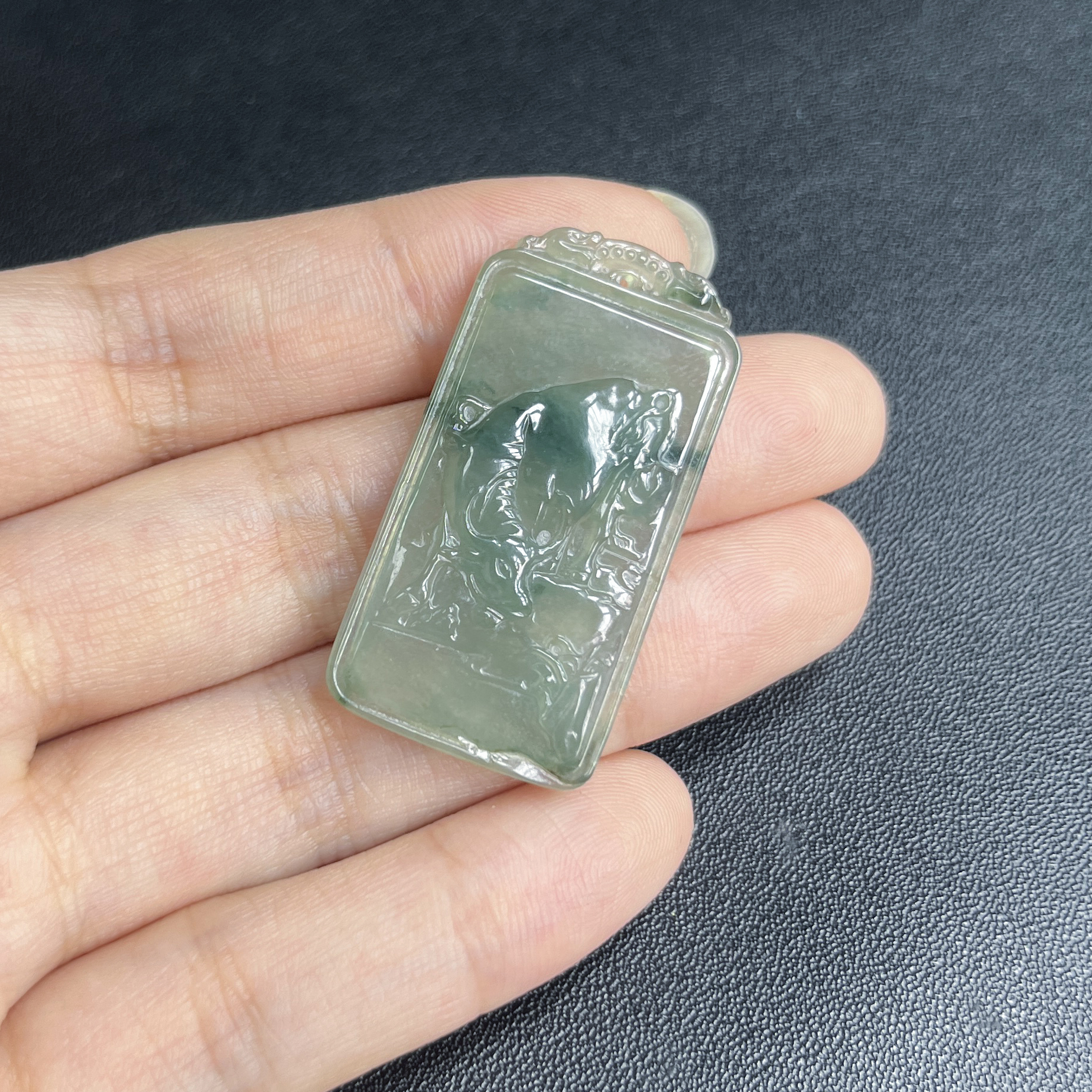 于于珠宝-天然A货缅甸翡翠飘绿生肖牛玉石吊坠39.6×20.3×4.3mm
