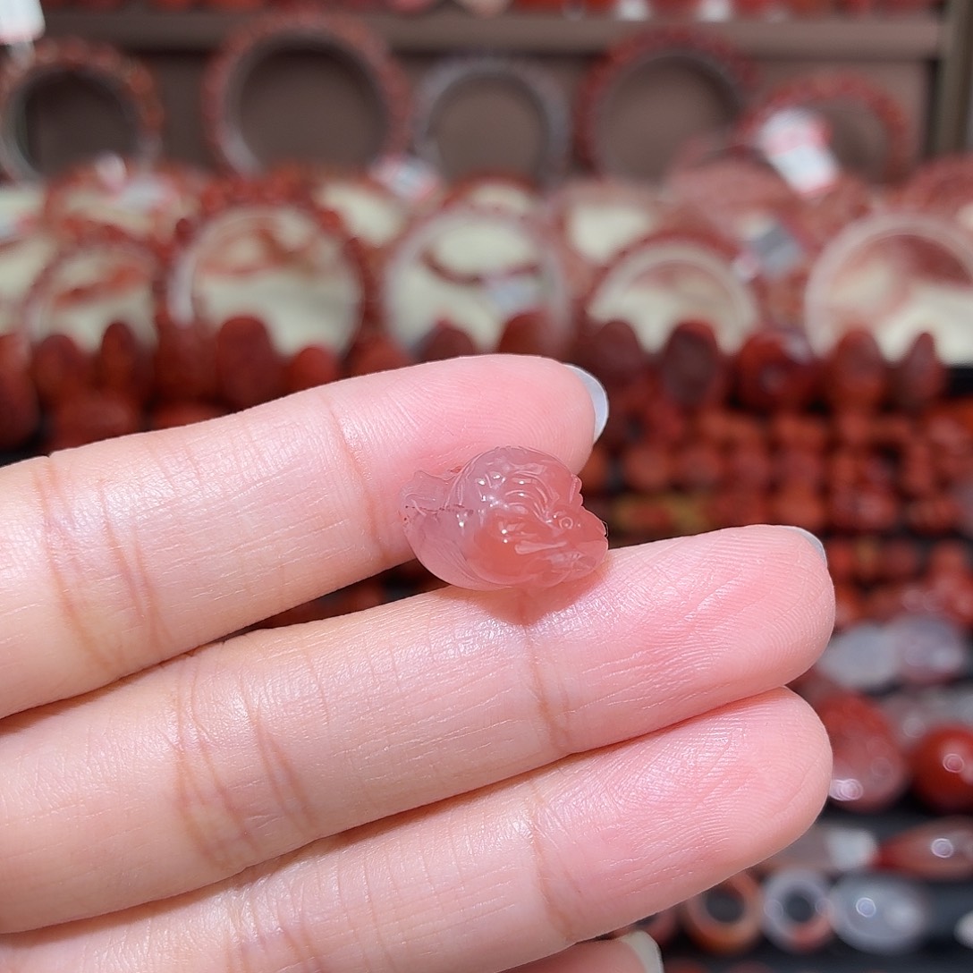 南红玛瑙未镶嵌颈饰飞天貔貅