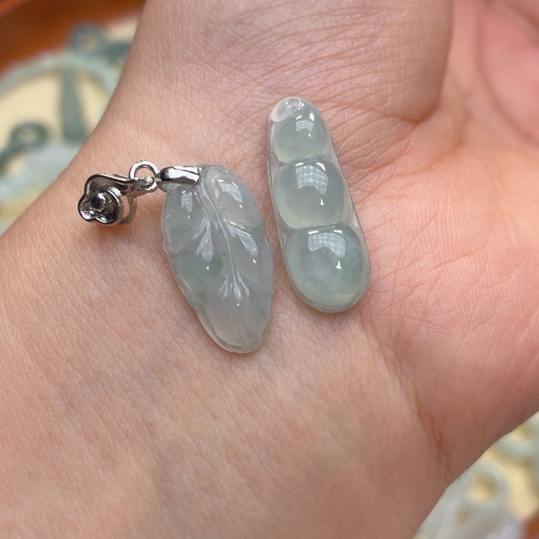 翡翠未镶嵌颈饰一对