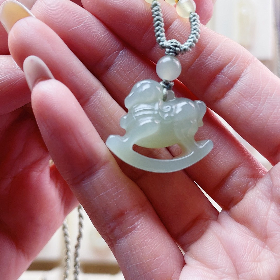 和田玉未镶嵌吊坠(赠链)