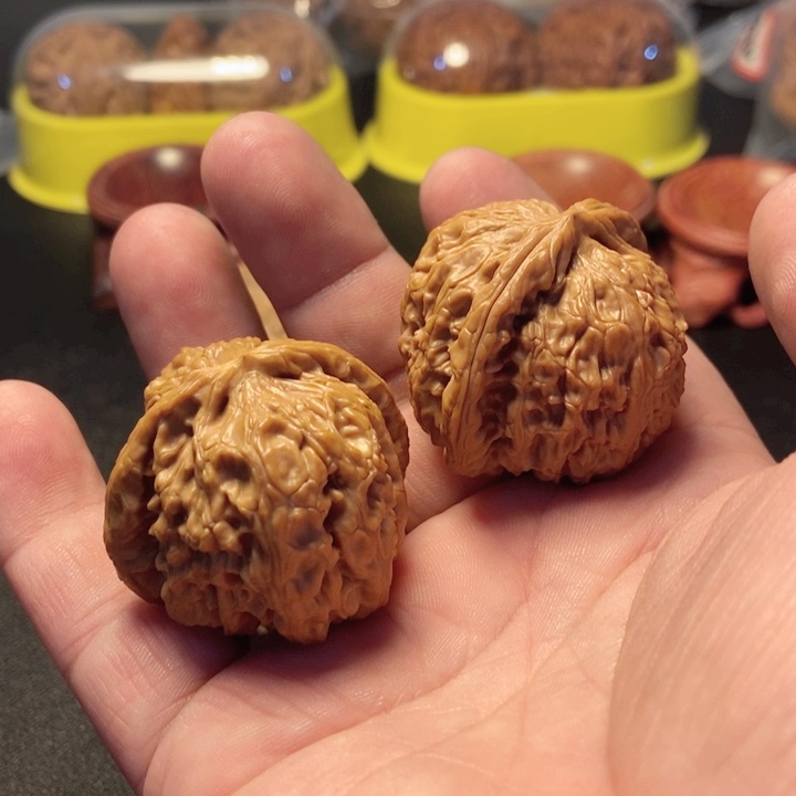 文玩核桃吊坠八狮子