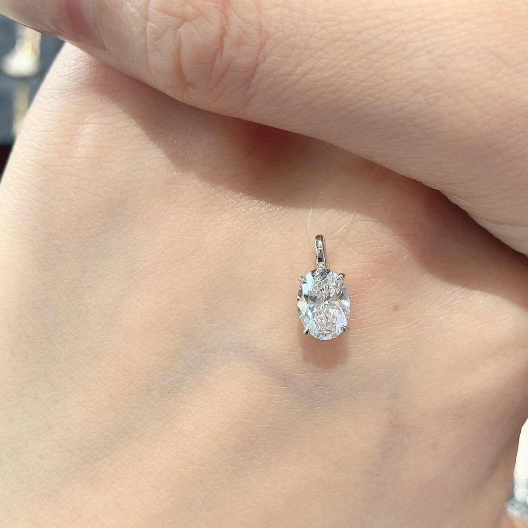 实验室培育钻石18K金镶嵌1克拉椭圆吊坠