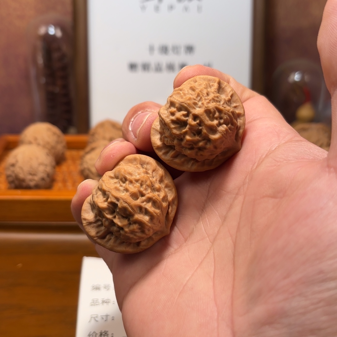 文玩核桃吊坠瓷娃娃Q