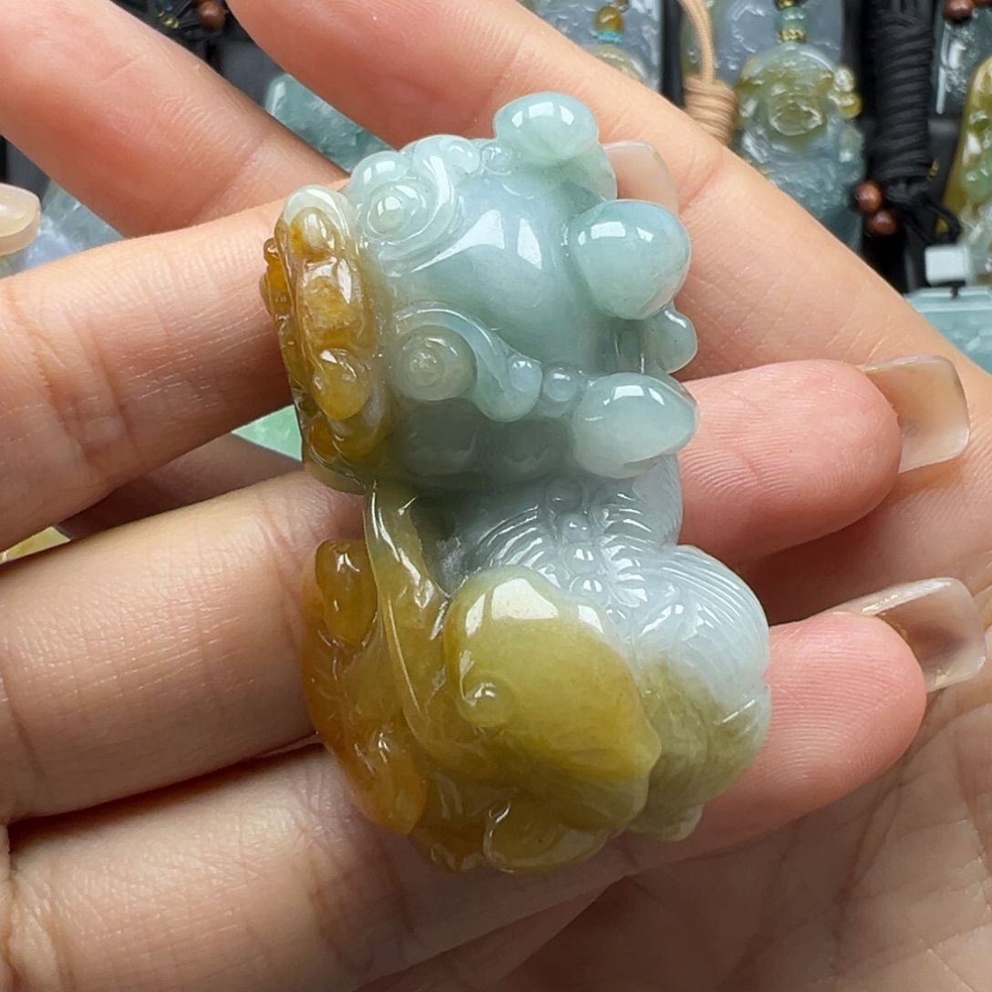 翡翠未镶嵌颈饰霸王