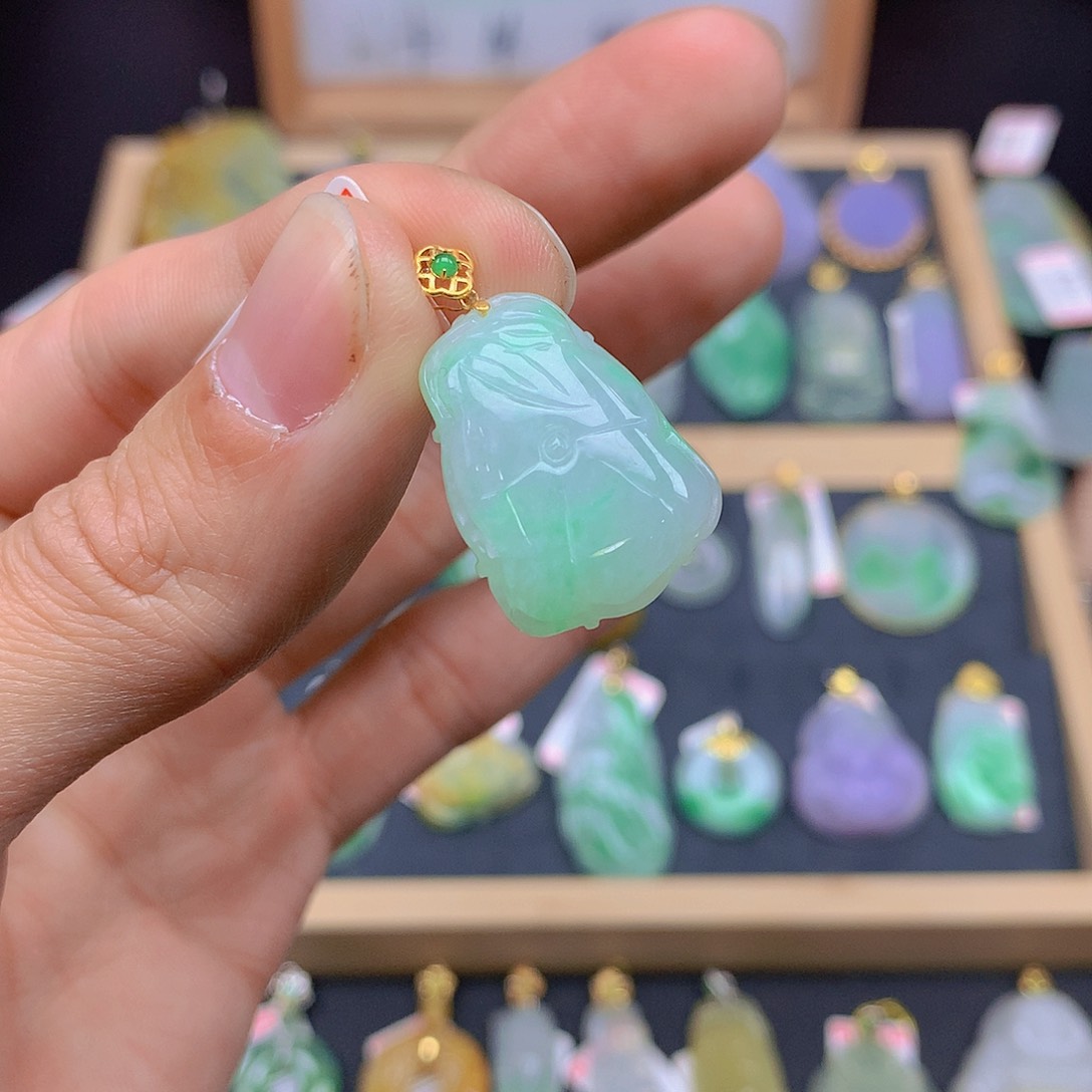 翡翠颈饰18K金镶嵌翡翠