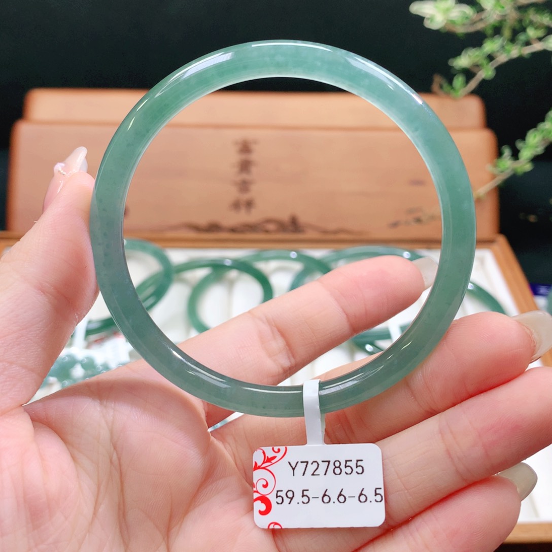 翡翠手镯未镶嵌天然