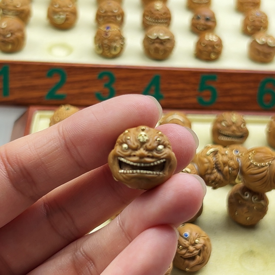 猴头核桃把件六目镂空