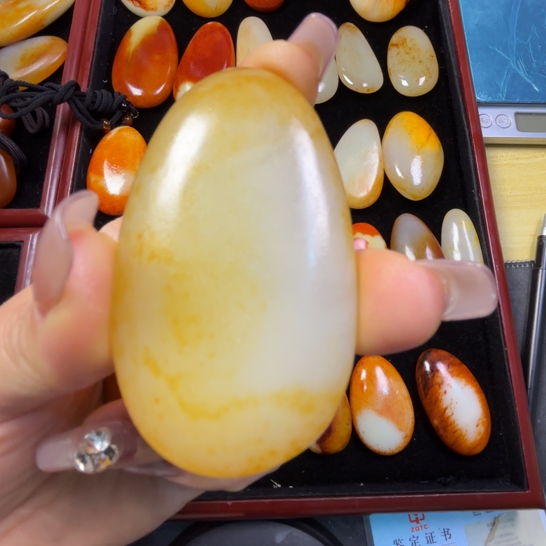 坚***人和田玉未镶嵌颈饰