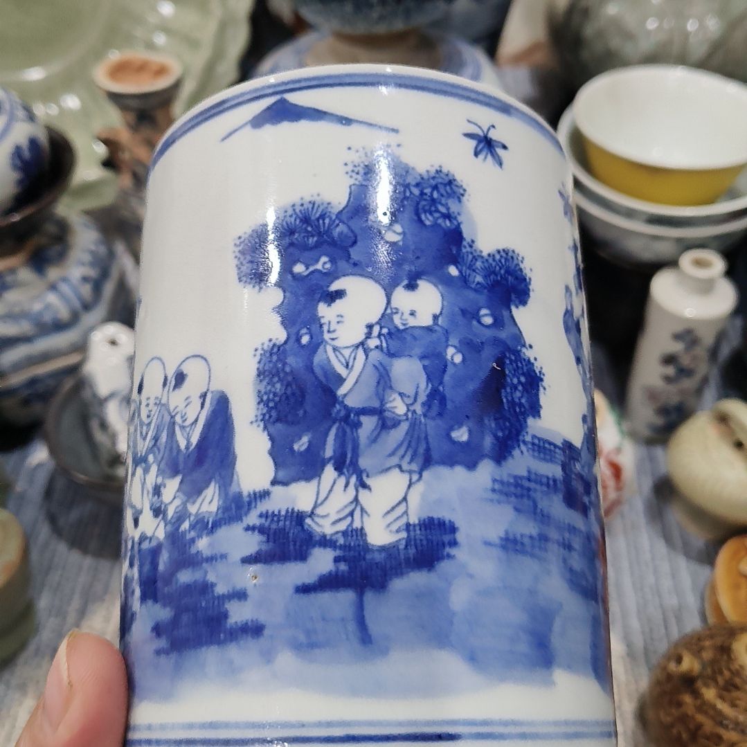 五**登一件精美青花人物笔筒全品