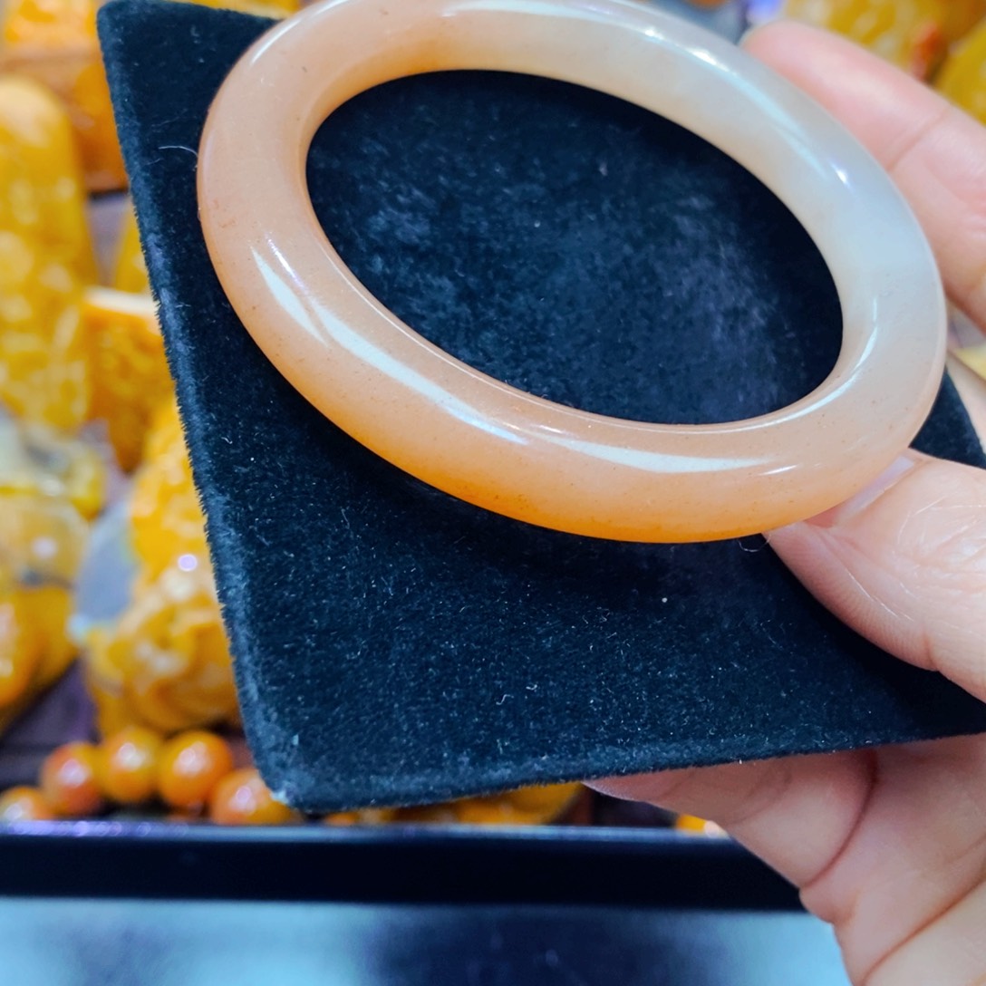 未镶嵌石英质玉（黄龙玉）颈饰