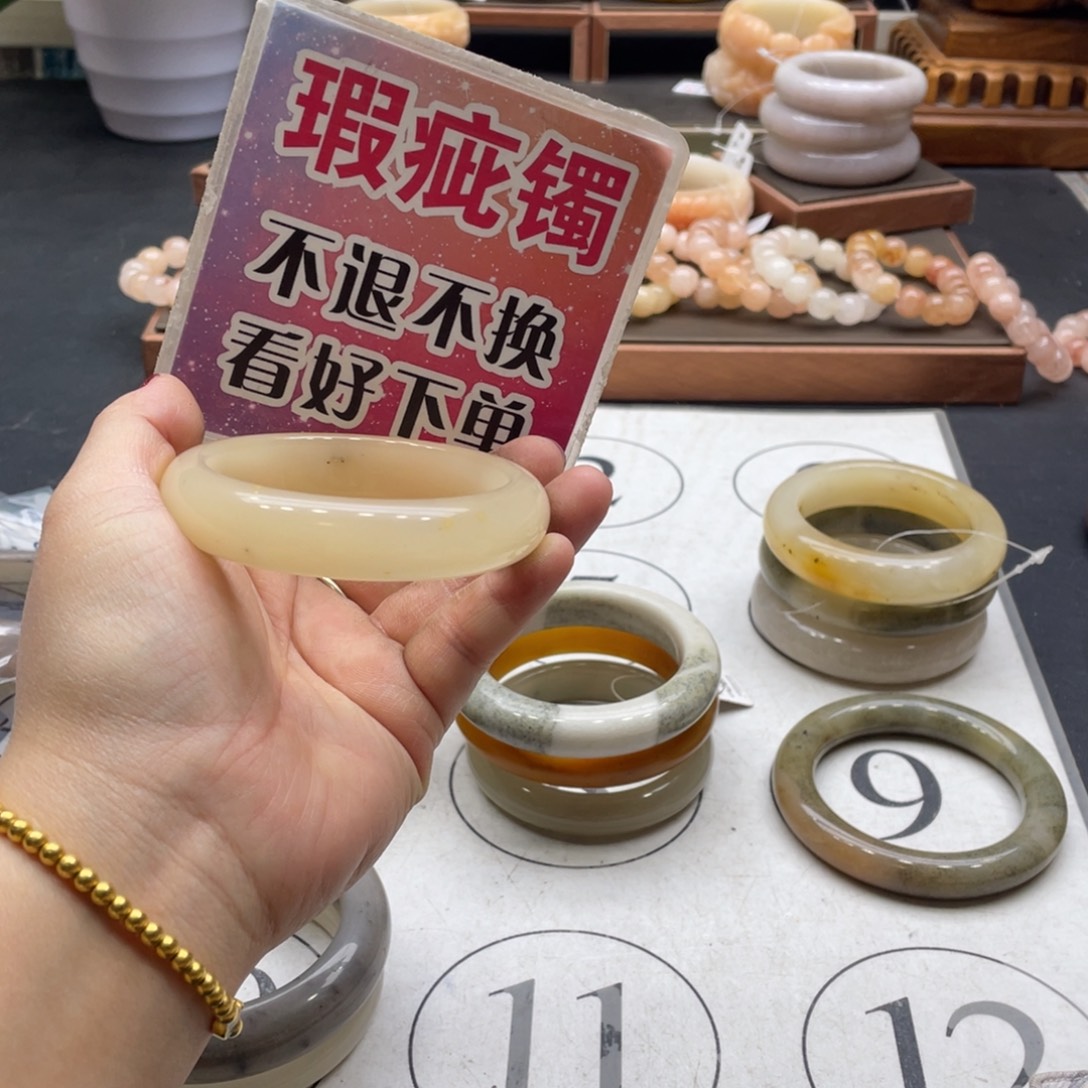 清***L石英岩玉未镶嵌手镯