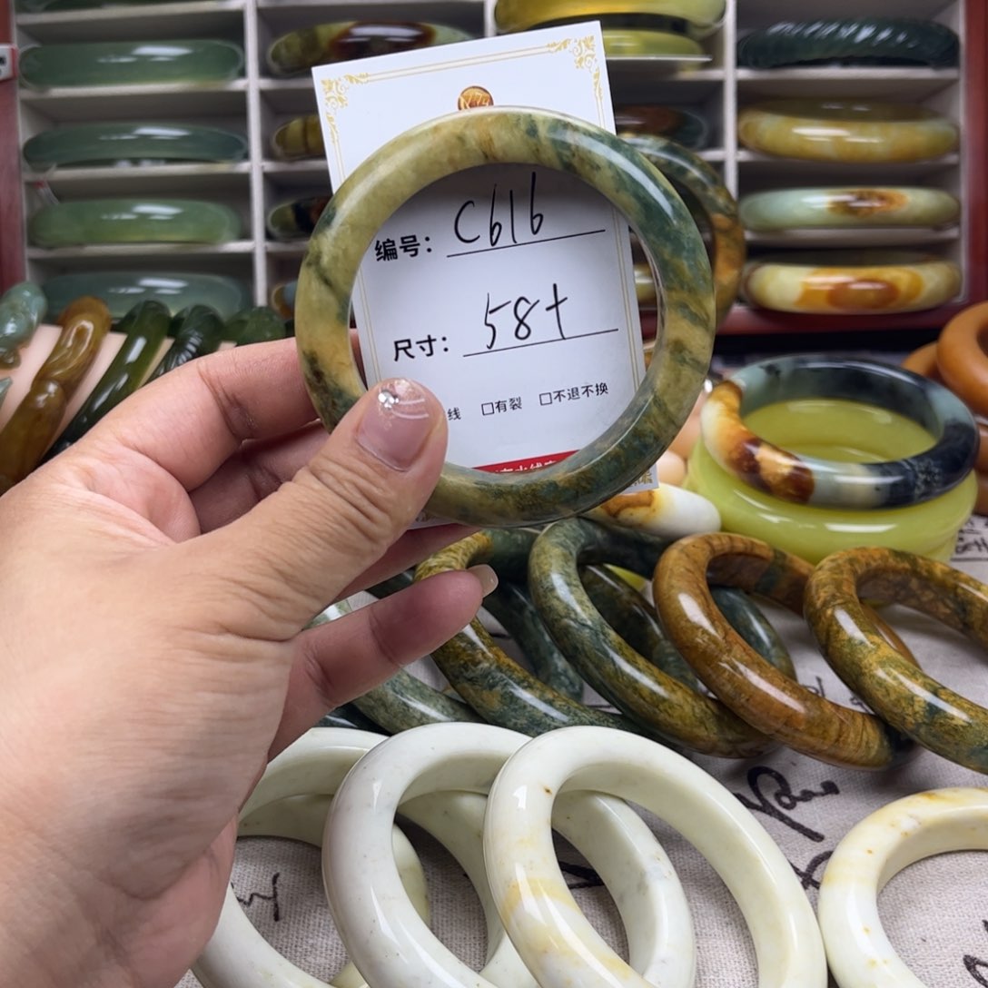 蛇纹石玉手镯未镶嵌