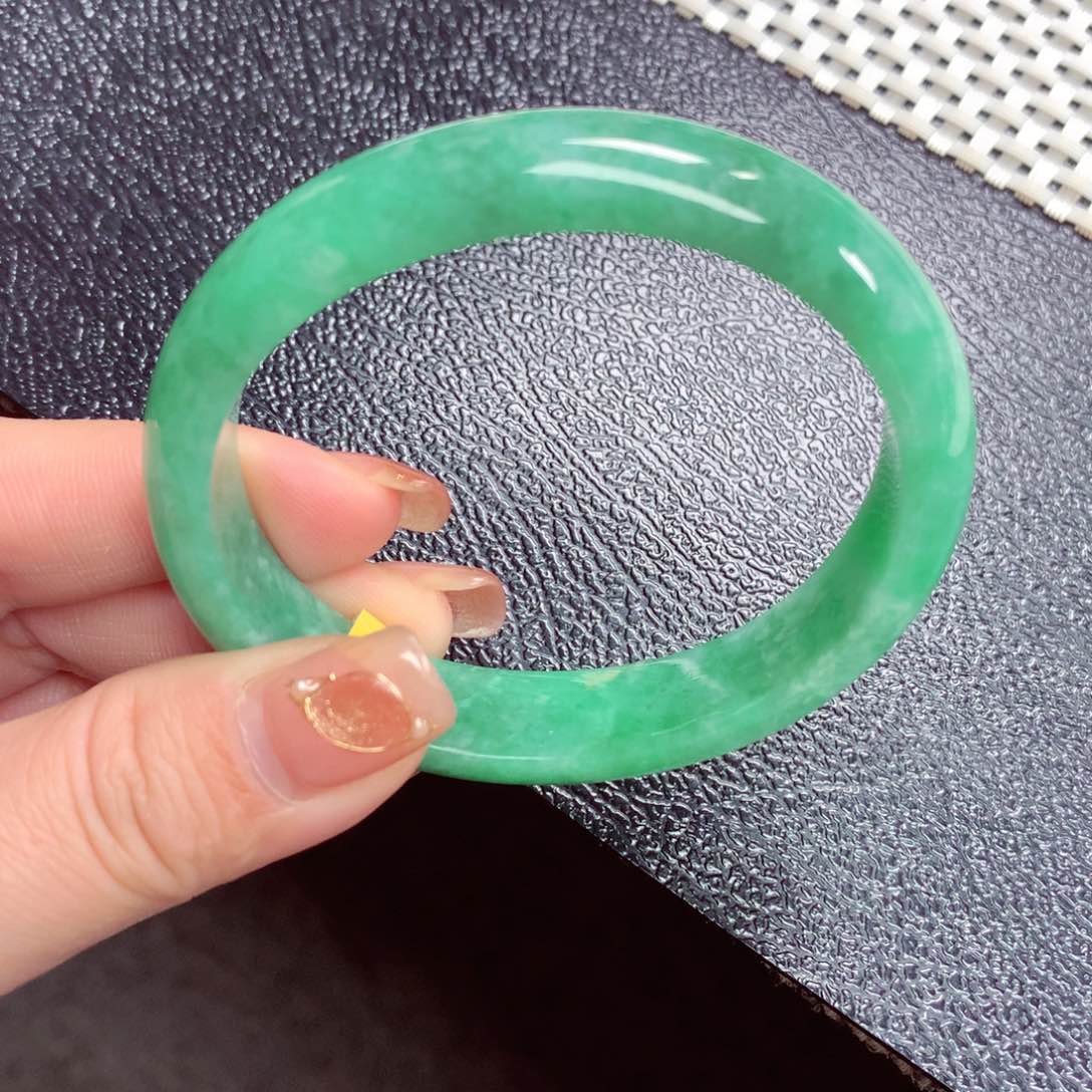 翡翠手镯未镶嵌翡翠