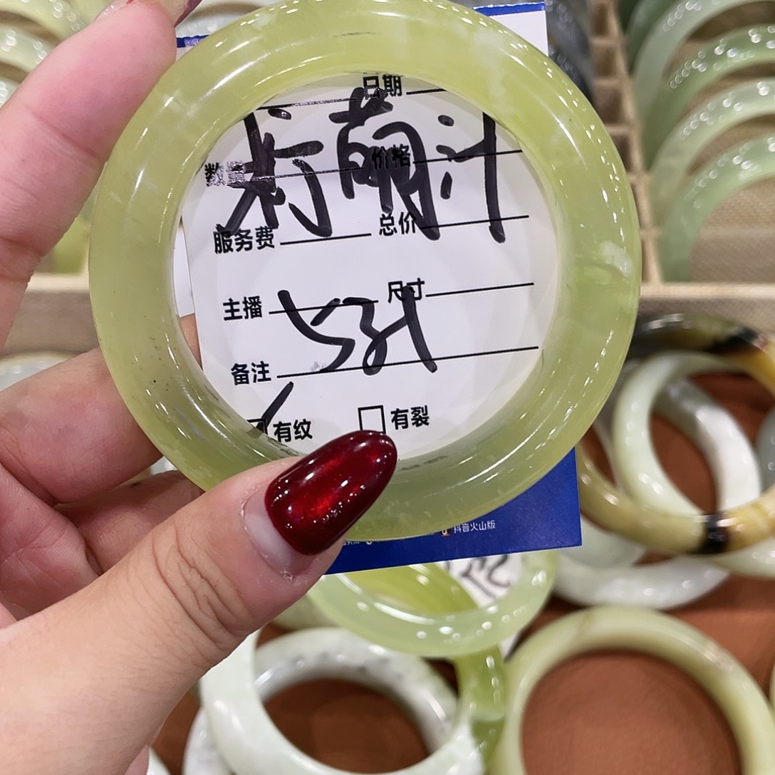 柠***"蛇纹石玉未镶嵌颈饰