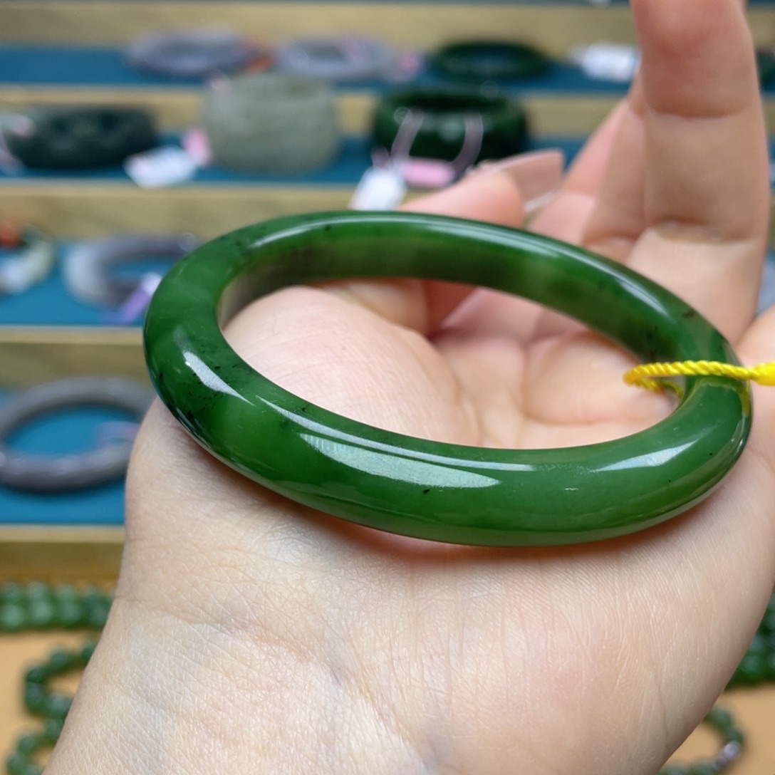 和田玉手镯57圈口。编号9未镶嵌