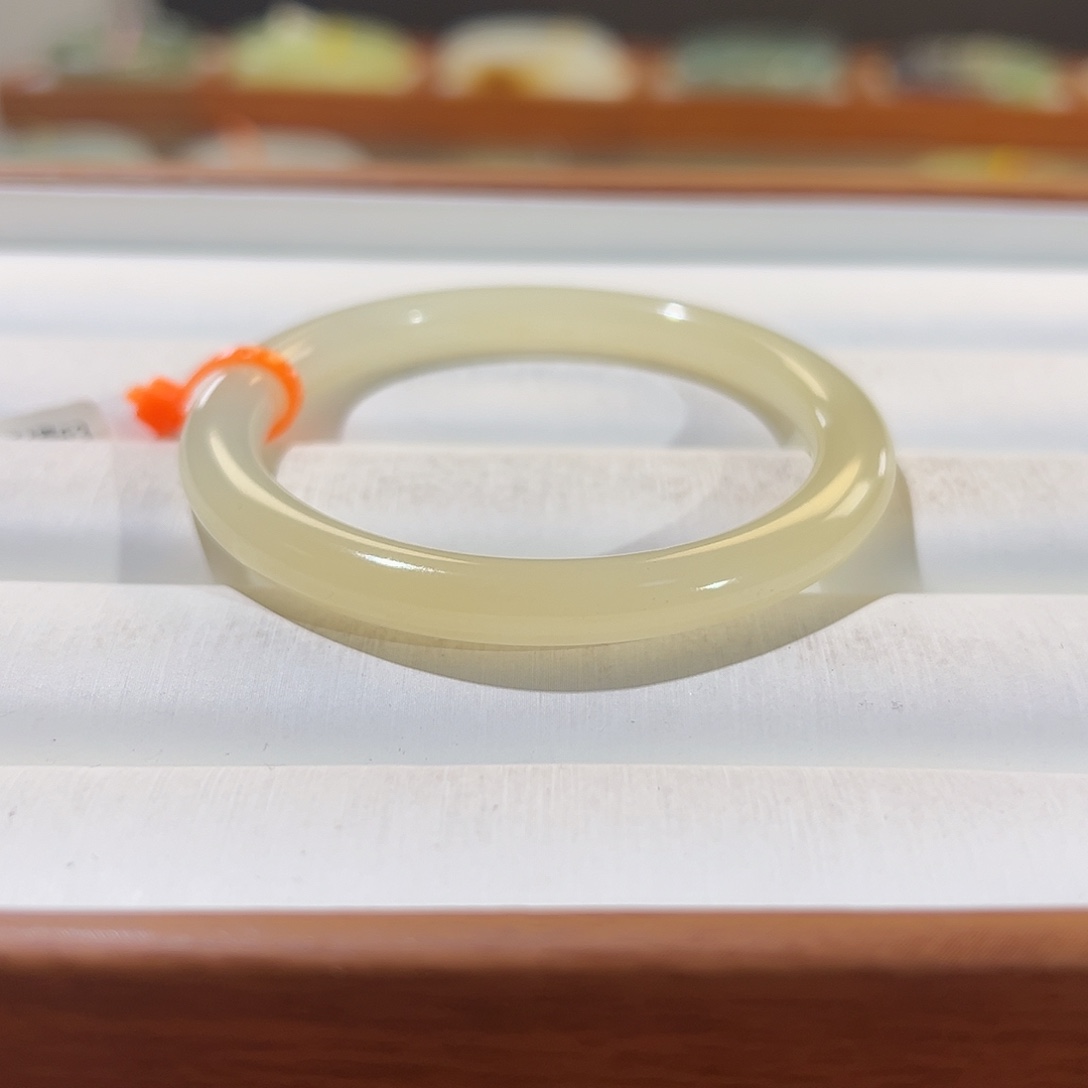 和田玉手镯未镶嵌蜂蜜水