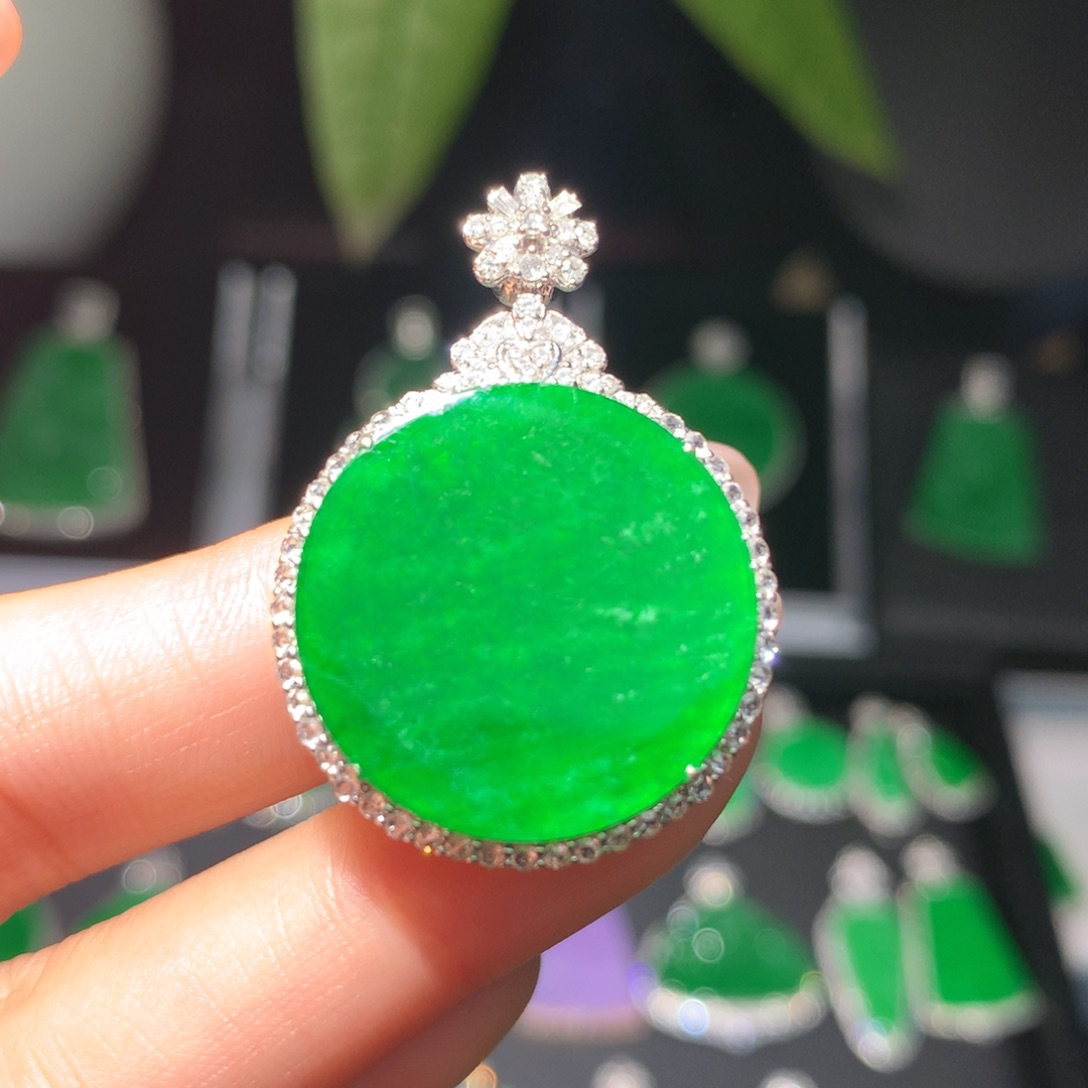 翡翠18K金镶嵌颈饰翡翠