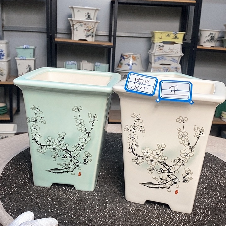 紫砂的花盆很漂亮