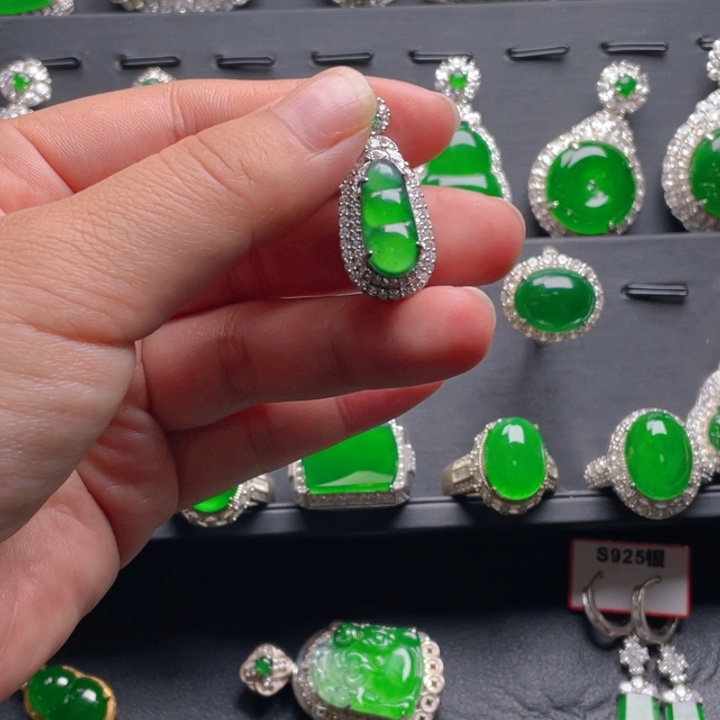 翡翠颈饰未镶嵌翡翠吊坠