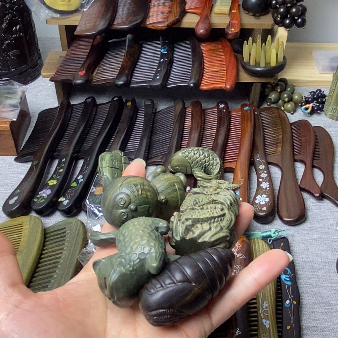 哼***哼维腊木（绿檀）手把件4个