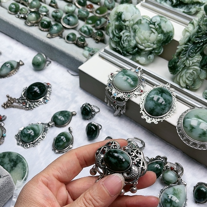 透闪石-蛇纹石玉颈饰未镶嵌幸****?