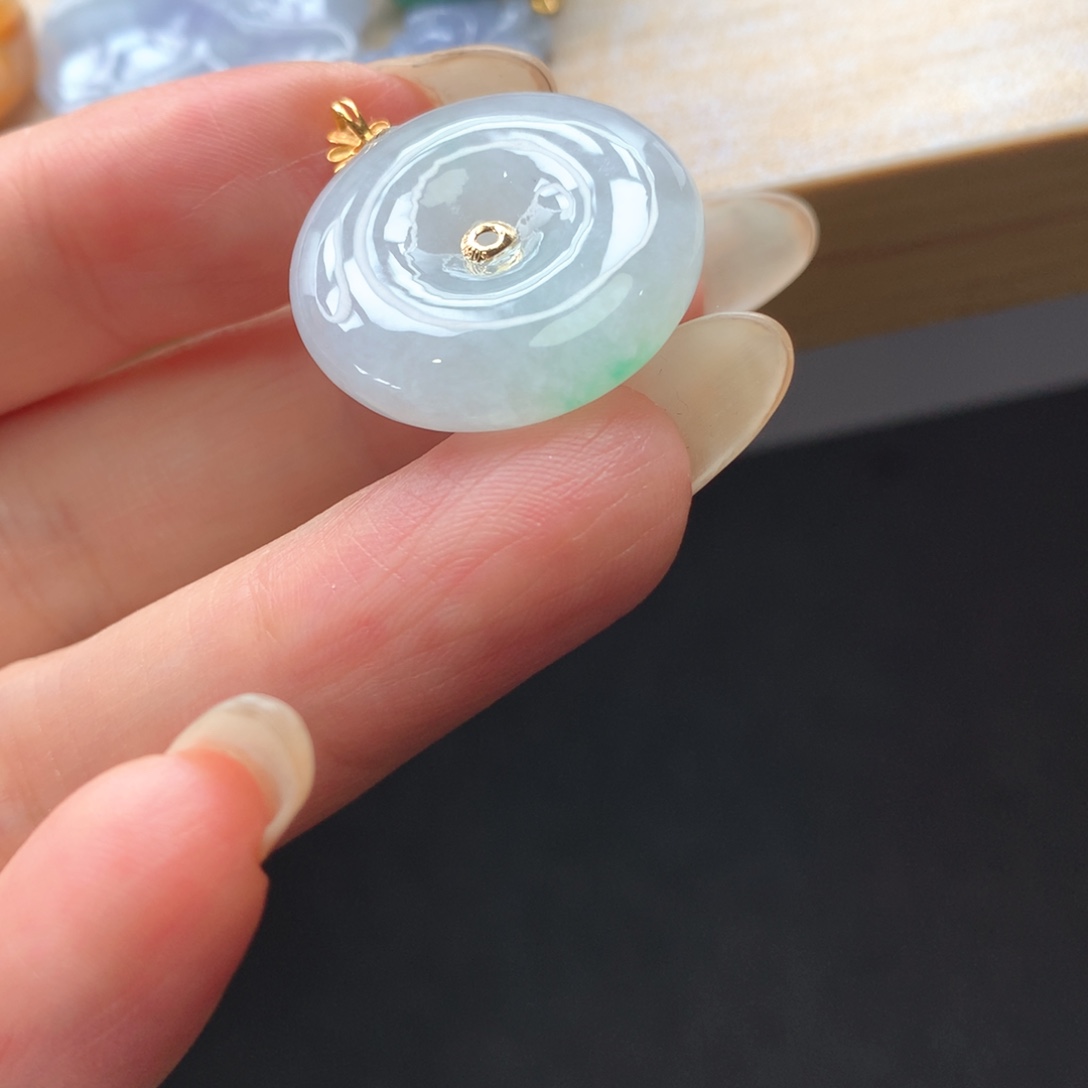 翡翠18K金镶嵌颈饰吊坠