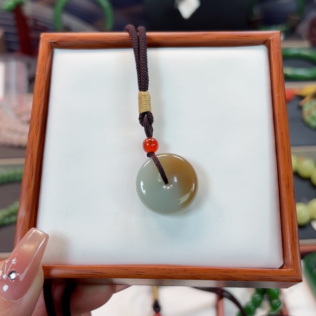 和田玉吊坠未镶嵌