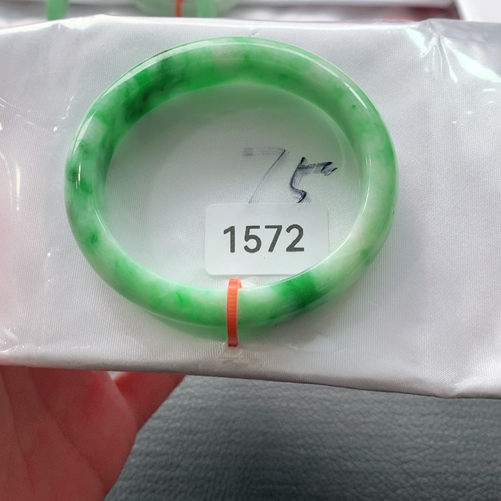 翡翠手镯未镶嵌天然翡翠手镯01