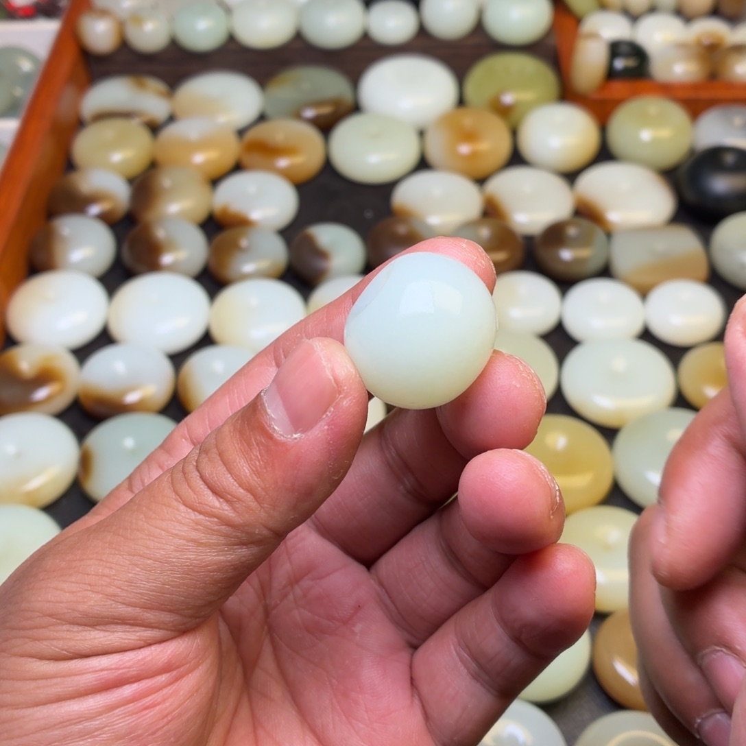 籽***糯和田玉未镶嵌颈饰