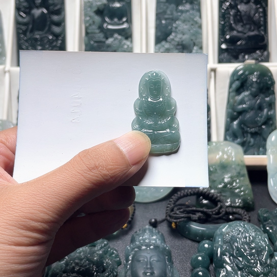 翡翠未镶嵌颈饰度母