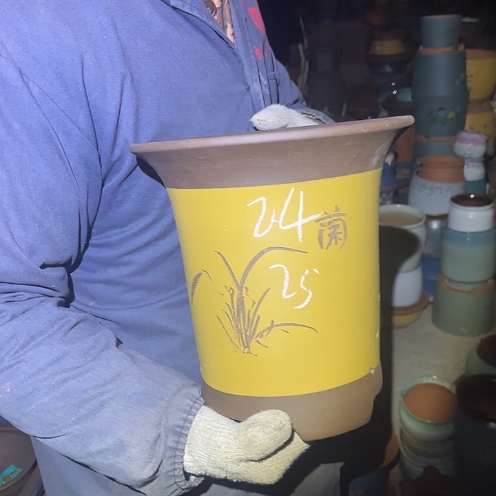 紫砂花盆紫砂花盆和一条