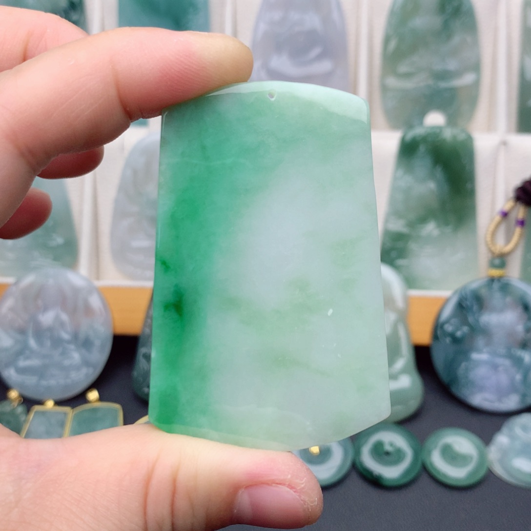 翡翠未镶嵌颈饰无事牌