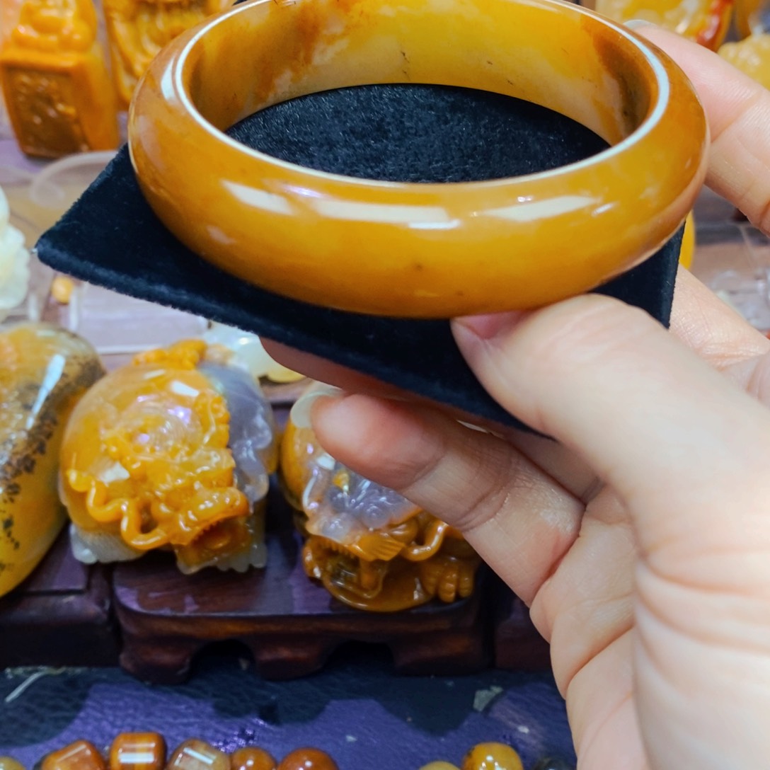 未镶嵌石英质玉（黄龙玉）颈饰