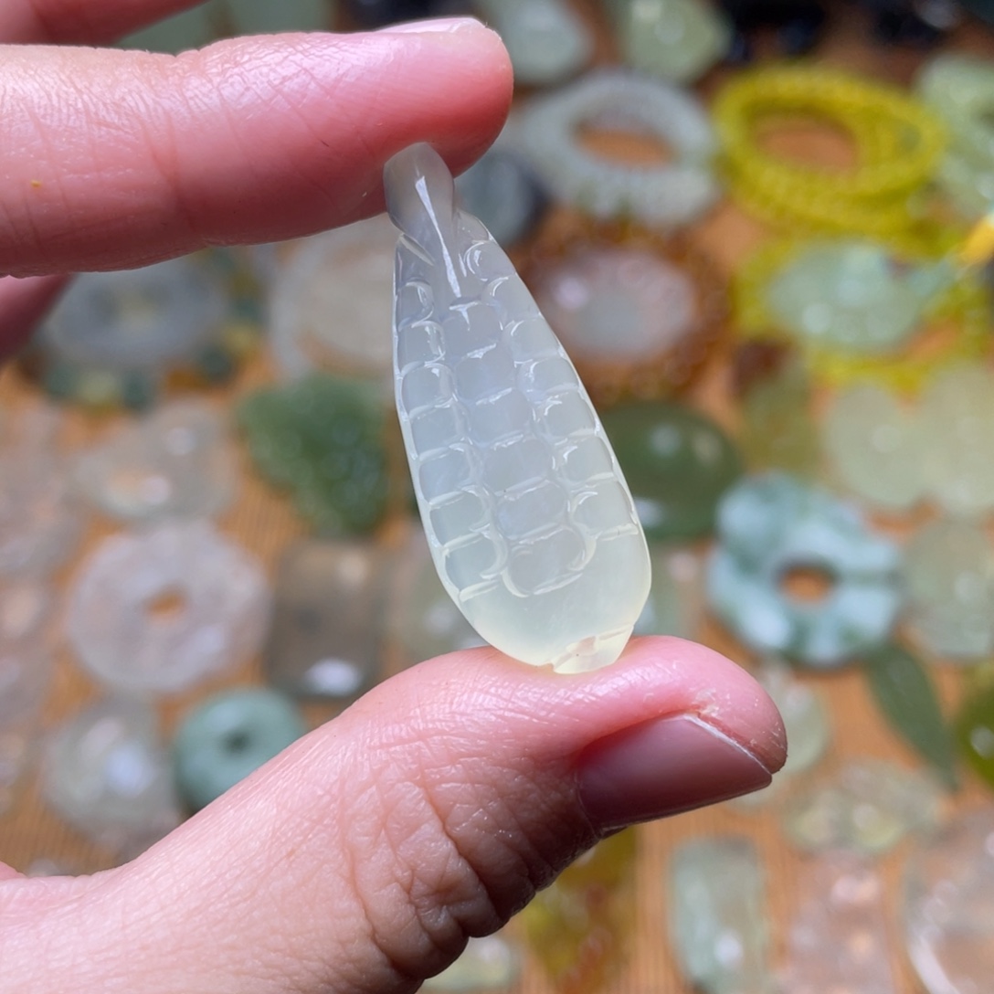 未镶嵌蛇纹石玉吊坠