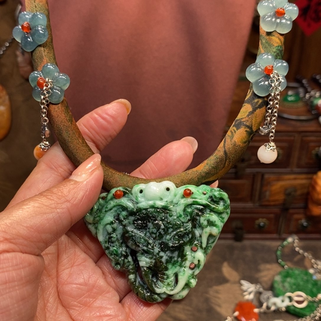 翡翠吊坠(赠链)未镶嵌