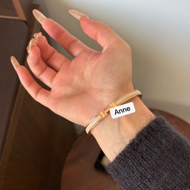 钛钢手镯 奶茶色轻奢时尚字母经典手镯【S229】