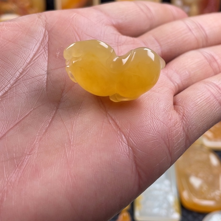 石英质玉（黄龙玉）颈饰未镶嵌