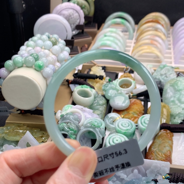 翡翠手镯未镶嵌吊坠