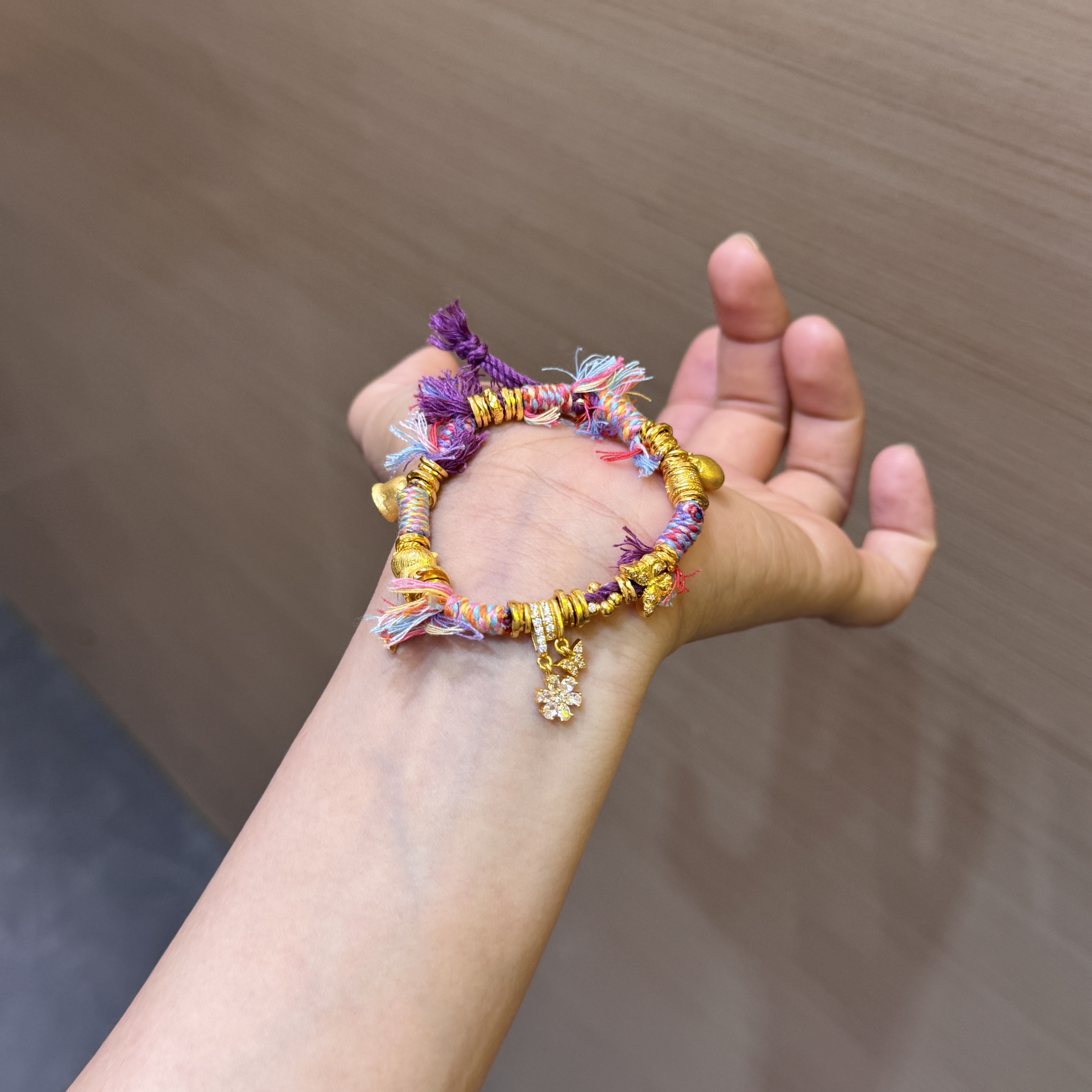 【菠萝珠宝】足金999  镶嵌蝴蝶搭配风铃 盘缠手串 克重：28.29克